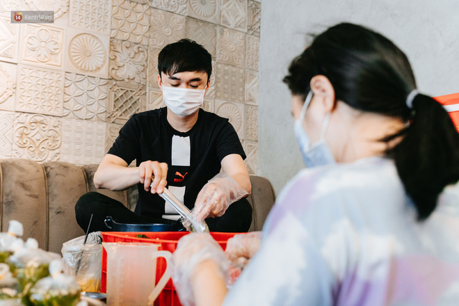 Cận cảnh nơi nấu 2.000 suất ăn mỗi ngày cho người nghèo ở Sài Gòn giữa dịch Covid-19 - 6 Cận cảnh nơi nấu 2.000 suất ăn mỗi ngày cho người nghèo ở Sài Gòn giữa dịch Covid-19 - 6