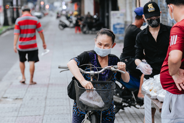 Cận cảnh nơi nấu 2.000 suất ăn mỗi ngày cho người nghèo ở Sài Gòn giữa dịch Covid-19 - 12 Cận cảnh nơi nấu 2.000 suất ăn mỗi ngày cho người nghèo ở Sài Gòn giữa dịch Covid-19 - 12