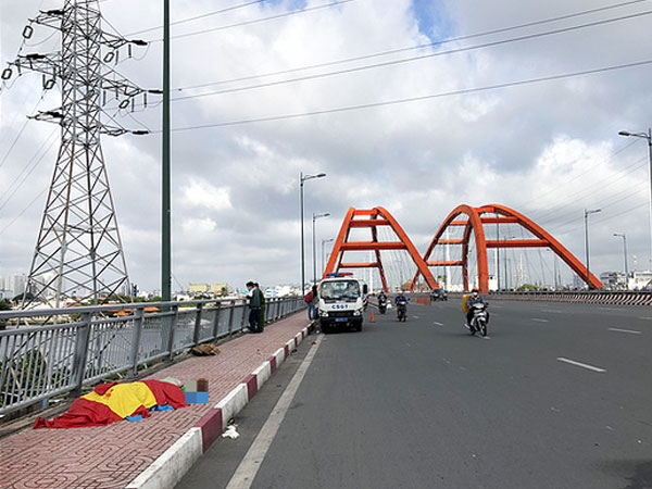 Người đàn ông gục chết bất thường trên cầu Bình Lợi Người đàn ông gục chết bất thường trên cầu Bình Lợi