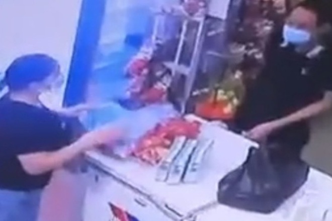 Xử phạt F0 ở Bắc Giang trèo tường trốn khỏi khu điều trị để ra ngoài mua quà bánh Xử phạt F0 ở Bắc Giang trèo tường trốn khỏi khu điều trị để ra ngoài mua quà bánh