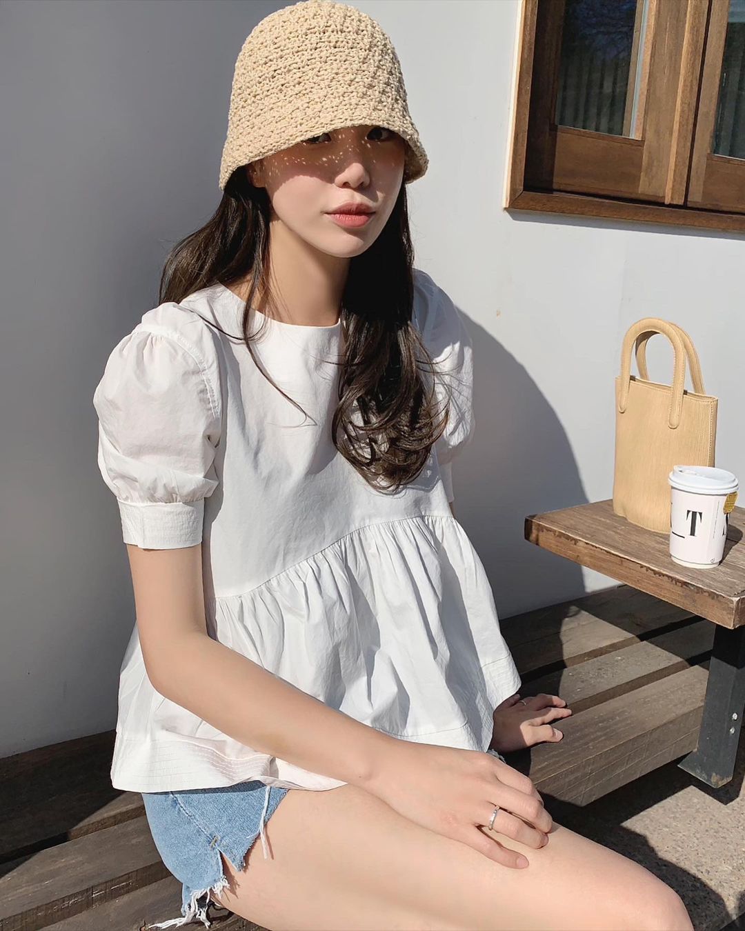 5 kiểu áo blouse trắng phủ sóng hè này: Diện lên 'auto' sang chảnh, lên hình sống ảo đẹp mãn nhãn - 9 5 kiểu áo blouse trắng phủ sóng hè này: Diện lên 'auto' sang chảnh, lên hình sống ảo đẹp mãn nhãn - 9