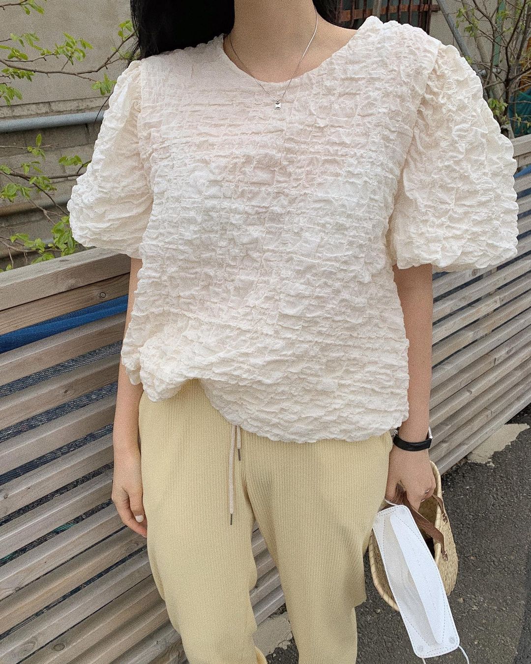 5 kiểu áo blouse trắng phủ sóng hè này: Diện lên 'auto' sang chảnh, lên hình sống ảo đẹp mãn nhãn - 19 5 kiểu áo blouse trắng phủ sóng hè này: Diện lên 'auto' sang chảnh, lên hình sống ảo đẹp mãn nhãn - 19