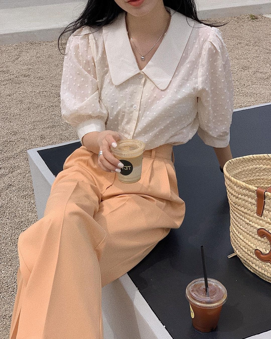 5 kiểu áo blouse trắng phủ sóng hè này: Diện lên 'auto' sang chảnh, lên hình sống ảo đẹp mãn nhãn - 6 5 kiểu áo blouse trắng phủ sóng hè này: Diện lên 'auto' sang chảnh, lên hình sống ảo đẹp mãn nhãn - 6