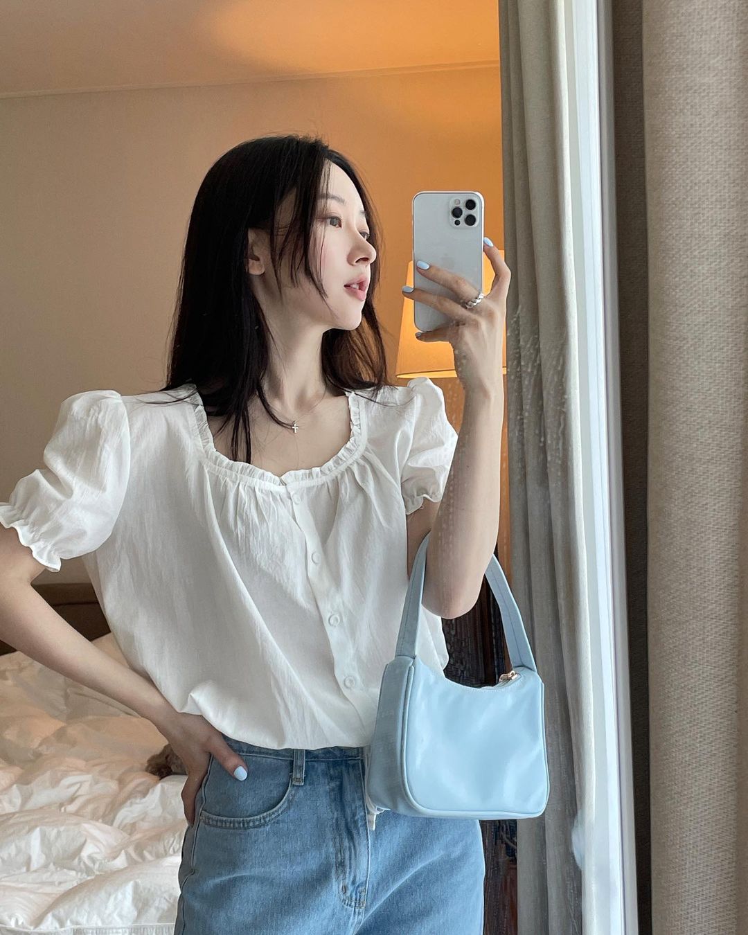 5 kiểu áo blouse trắng phủ sóng hè này: Diện lên 'auto' sang chảnh, lên hình sống ảo đẹp mãn nhãn - 1 5 kiểu áo blouse trắng phủ sóng hè này: Diện lên 'auto' sang chảnh, lên hình sống ảo đẹp mãn nhãn - 1