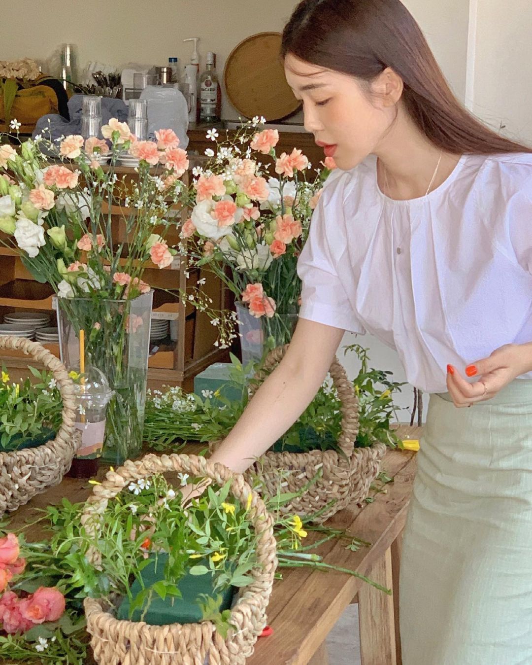 5 kiểu áo blouse trắng phủ sóng hè này: Diện lên 'auto' sang chảnh, lên hình sống ảo đẹp mãn nhãn - 16 5 kiểu áo blouse trắng phủ sóng hè này: Diện lên 'auto' sang chảnh, lên hình sống ảo đẹp mãn nhãn - 16