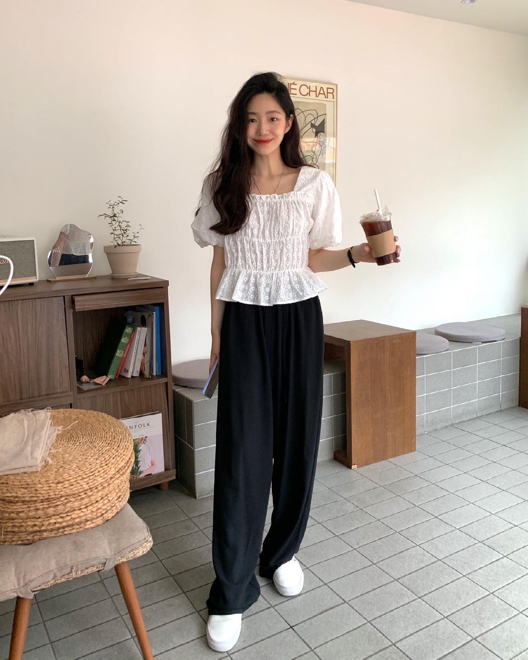 5 kiểu áo blouse trắng phủ sóng hè này: Diện lên 'auto' sang chảnh, lên hình sống ảo đẹp mãn nhãn - 3 5 kiểu áo blouse trắng phủ sóng hè này: Diện lên 'auto' sang chảnh, lên hình sống ảo đẹp mãn nhãn - 3