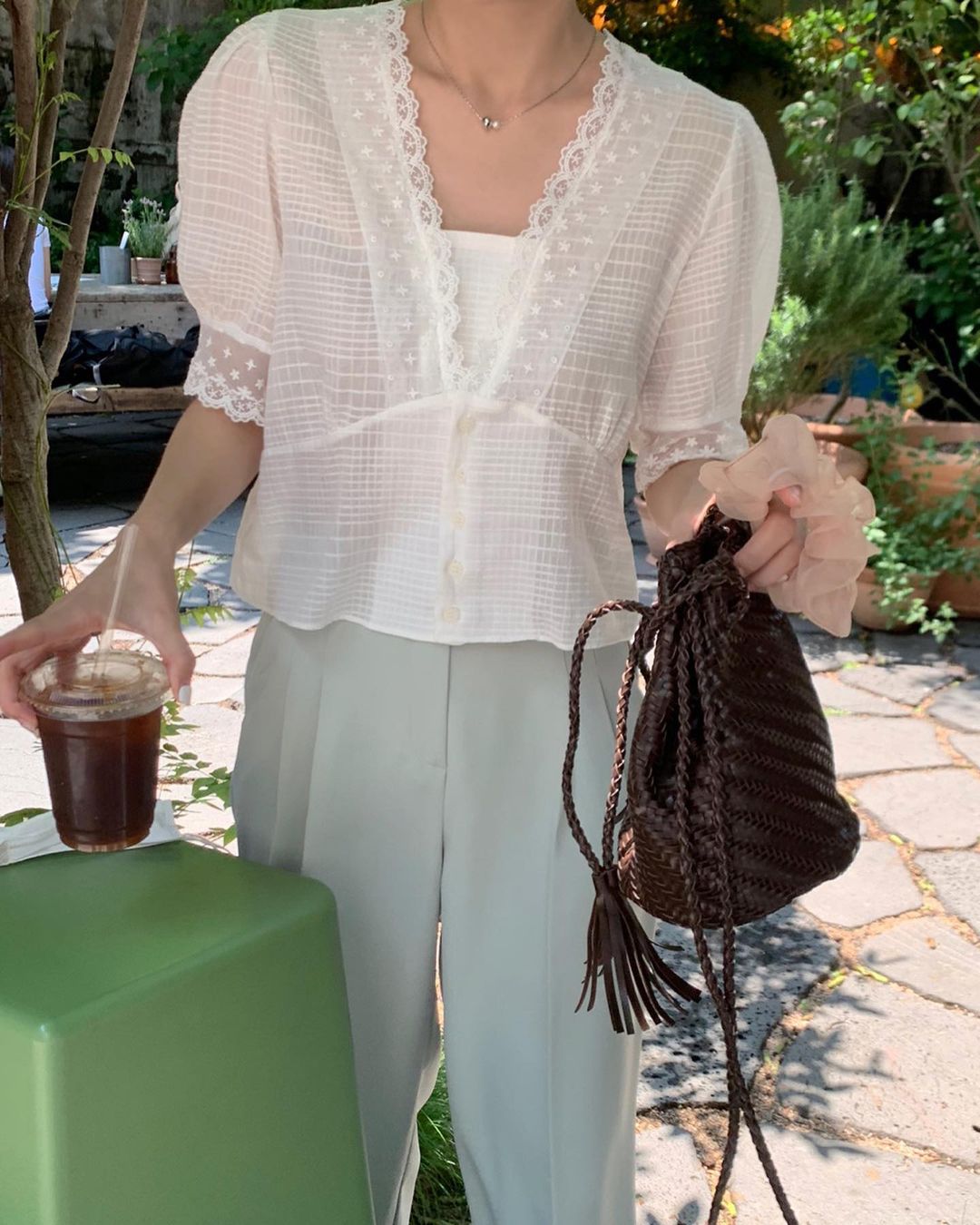 5 kiểu áo blouse trắng phủ sóng hè này: Diện lên 'auto' sang chảnh, lên hình sống ảo đẹp mãn nhãn - 15 5 kiểu áo blouse trắng phủ sóng hè này: Diện lên 'auto' sang chảnh, lên hình sống ảo đẹp mãn nhãn - 15