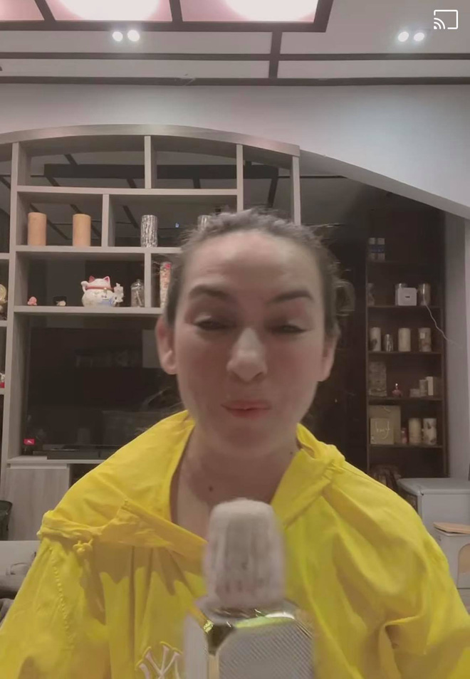 Sau chuỗi ngày im ắng vì drama với Hồ Văn Cường, Phi Nhung cuối cùng cũng tái xuất MXH với thái độ gây chú ý - 2 Sau chuỗi ngày im ắng vì drama với Hồ Văn Cường, Phi Nhung cuối cùng cũng tái xuất MXH với thái độ gây chú ý - 2