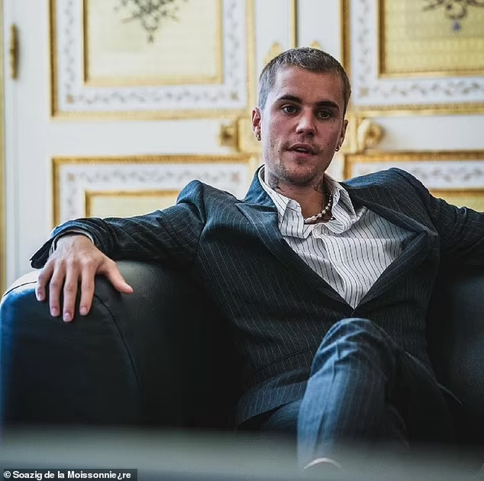 Vợ chồng Justin Bieber gây sốc lúc diện kiến Tổng thống Pháp - 5 Vợ chồng Justin Bieber gây sốc lúc diện kiến Tổng thống Pháp - 5