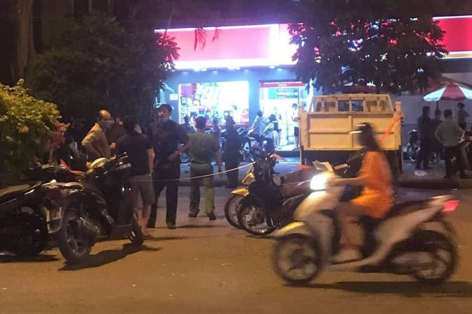 Ném lựu đạn giả khiến khu phố ở Hà Nội náo loạn Ném lựu đạn giả khiến khu phố ở Hà Nội náo loạn