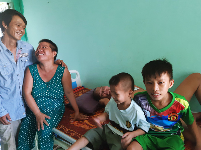 Người đàn ông 8 năm chăm chồng cũ của vợ: Tin sét đánh sau 5 ngày cầu hôn và mối quan hệ 'tay ba' có một không hai - 4 Người đàn ông 8 năm chăm chồng cũ của vợ: Tin sét đánh sau 5 ngày cầu hôn và mối quan hệ 'tay ba' có một không hai - 4