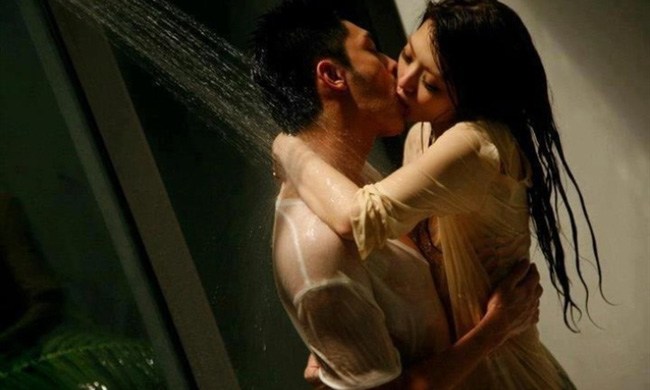 Đi cả năm về bị vợ hờ hững, tôi bật khóc nhìn cơ thể em qua khe cửa nhà tắm - 1 Đi cả năm về bị vợ hờ hững, tôi bật khóc nhìn cơ thể em qua khe cửa nhà tắm - 1