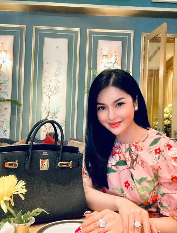 LiLy Chen - mỹ nhân bị đồn yêu cùng 1 tỷ phú với Ngọc Trinh: Tuổi thơ cơ cực sống bằng tiền từ thiện, nay sở hữu tài sản hàng chục tỷ đồng - 1 LiLy Chen - mỹ nhân bị đồn yêu cùng 1 tỷ phú với Ngọc Trinh: Tuổi thơ cơ cực sống bằng tiền từ thiện, nay sở hữu tài sản hàng chục tỷ đồng - 1