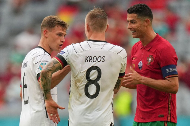 Sau khi Bồ Đào Nha thua tan nát, có một cầu thủ Đức đã giúp Ronaldo vui vẻ trở lại và đây là nội dung cuộc trò chuyện của cả hai Sau khi Bồ Đào Nha thua tan nát, có một cầu thủ Đức đã giúp Ronaldo vui vẻ trở lại và đây là nội dung cuộc trò chuyện của cả hai
