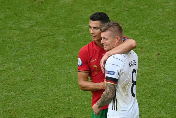 Sau khi Bồ Đào Nha thua tan nát, có một cầu thủ Đức đã giúp Ronaldo vui vẻ trở lại và đây là nội dung cuộc trò chuyện của cả hai - 2 Sau khi Bồ Đào Nha thua tan nát, có một cầu thủ Đức đã giúp Ronaldo vui vẻ trở lại và đây là nội dung cuộc trò chuyện của cả hai - 2