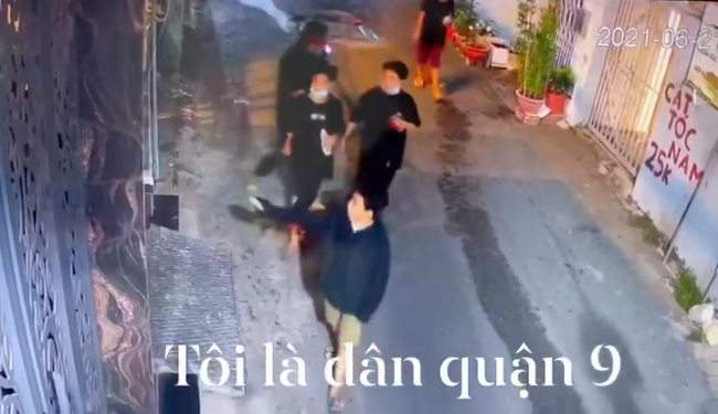 Nhóm thanh niên không đeo khẩu trang, tụ tập đốt lửa ngay giữa đường, ném đồ vào nhà dân ở TP.HCM Nhóm thanh niên không đeo khẩu trang, tụ tập đốt lửa ngay giữa đường, ném đồ vào nhà dân ở TP.HCM