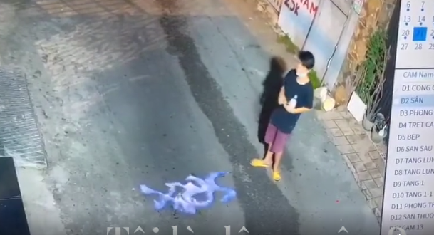 Nhóm thanh niên không đeo khẩu trang, tụ tập đốt lửa ngay giữa đường, ném đồ vào nhà dân ở TP.HCM - 1 Nhóm thanh niên không đeo khẩu trang, tụ tập đốt lửa ngay giữa đường, ném đồ vào nhà dân ở TP.HCM - 1
