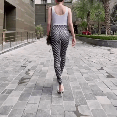 Lệ Quyên và những pha tạo dáng khó hiểu trên MXH: Hết khoe vòng 3 hay eo con kiến lại 'đập thẳng' vòng 1 vào màn hình - 4 Lệ Quyên và những pha tạo dáng khó hiểu trên MXH: Hết khoe vòng 3 hay eo con kiến lại 'đập thẳng' vòng 1 vào màn hình - 4