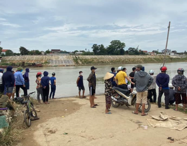Đi bộ lên giữa cầu để lại đôi dép, người phụ nữ gieo mình xuống sông tự tử Đi bộ lên giữa cầu để lại đôi dép, người phụ nữ gieo mình xuống sông tự tử