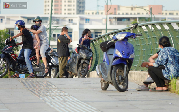 Dịch đang căng thẳng nhưng người dân ở Sài Gòn vẫn vô tư tụ tập hóng mát thả diều, bỏ luôn khẩu trang để chụp ảnh - 9 Dịch đang căng thẳng nhưng người dân ở Sài Gòn vẫn vô tư tụ tập hóng mát thả diều, bỏ luôn khẩu trang để chụp ảnh - 9