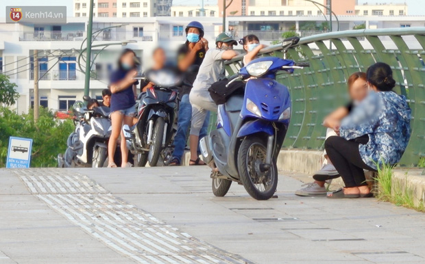 Dịch đang căng thẳng nhưng người dân ở Sài Gòn vẫn vô tư tụ tập hóng mát thả diều, bỏ luôn khẩu trang để chụp ảnh Dịch đang căng thẳng nhưng người dân ở Sài Gòn vẫn vô tư tụ tập hóng mát thả diều, bỏ luôn khẩu trang để chụp ảnh