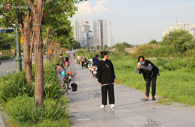 Dịch đang căng thẳng nhưng người dân ở Sài Gòn vẫn vô tư tụ tập hóng mát thả diều, bỏ luôn khẩu trang để chụp ảnh - 11 Dịch đang căng thẳng nhưng người dân ở Sài Gòn vẫn vô tư tụ tập hóng mát thả diều, bỏ luôn khẩu trang để chụp ảnh - 11