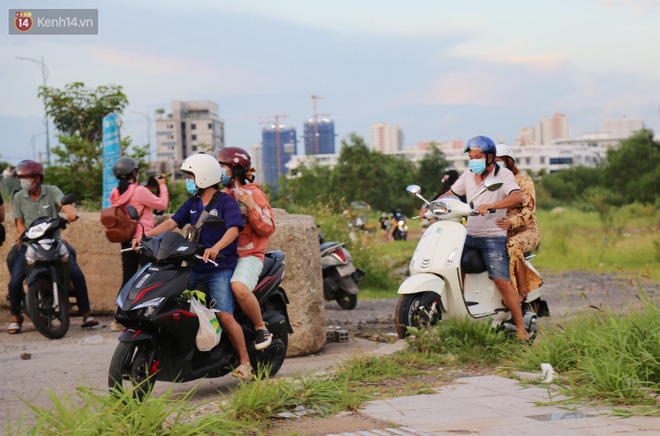 Dịch đang căng thẳng nhưng người dân ở Sài Gòn vẫn vô tư tụ tập hóng mát thả diều, bỏ luôn khẩu trang để chụp ảnh - 8 Dịch đang căng thẳng nhưng người dân ở Sài Gòn vẫn vô tư tụ tập hóng mát thả diều, bỏ luôn khẩu trang để chụp ảnh - 8
