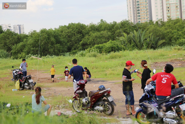 Dịch đang căng thẳng nhưng người dân ở Sài Gòn vẫn vô tư tụ tập hóng mát thả diều, bỏ luôn khẩu trang để chụp ảnh - 3 Dịch đang căng thẳng nhưng người dân ở Sài Gòn vẫn vô tư tụ tập hóng mát thả diều, bỏ luôn khẩu trang để chụp ảnh - 3
