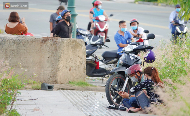 Dịch đang căng thẳng nhưng người dân ở Sài Gòn vẫn vô tư tụ tập hóng mát thả diều, bỏ luôn khẩu trang để chụp ảnh - 2 Dịch đang căng thẳng nhưng người dân ở Sài Gòn vẫn vô tư tụ tập hóng mát thả diều, bỏ luôn khẩu trang để chụp ảnh - 2