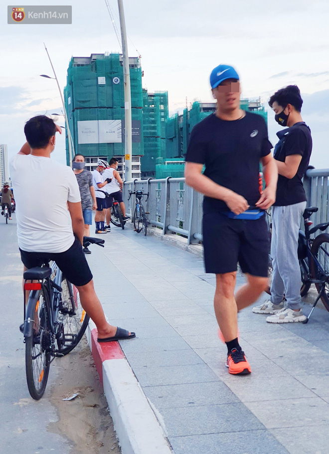 Dịch đang căng thẳng nhưng người dân ở Sài Gòn vẫn vô tư tụ tập hóng mát thả diều, bỏ luôn khẩu trang để chụp ảnh - 17 Dịch đang căng thẳng nhưng người dân ở Sài Gòn vẫn vô tư tụ tập hóng mát thả diều, bỏ luôn khẩu trang để chụp ảnh - 17