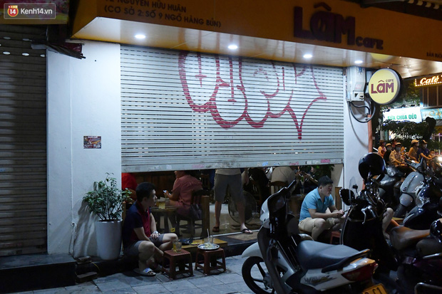 Hà Nội: Nhiều quán 'nhốt khách', cố bán tiếp sau quy định đóng cửa trước 21h - 3 Hà Nội: Nhiều quán 'nhốt khách', cố bán tiếp sau quy định đóng cửa trước 21h - 3