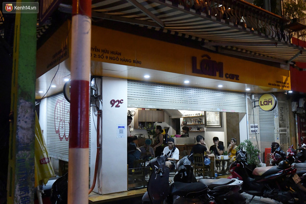 Hà Nội: Nhiều quán 'nhốt khách', cố bán tiếp sau quy định đóng cửa trước 21h - 2 Hà Nội: Nhiều quán 'nhốt khách', cố bán tiếp sau quy định đóng cửa trước 21h - 2