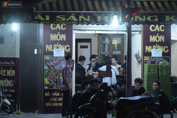 Hà Nội: Nhiều quán 'nhốt khách', cố bán tiếp sau quy định đóng cửa trước 21h Hà Nội: Nhiều quán 'nhốt khách', cố bán tiếp sau quy định đóng cửa trước 21h