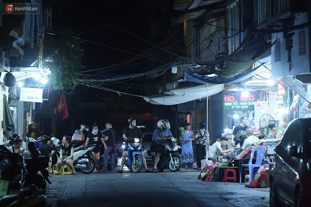 Hà Nội: Nhiều quán 'nhốt khách', cố bán tiếp sau quy định đóng cửa trước 21h - 4 Hà Nội: Nhiều quán 'nhốt khách', cố bán tiếp sau quy định đóng cửa trước 21h - 4