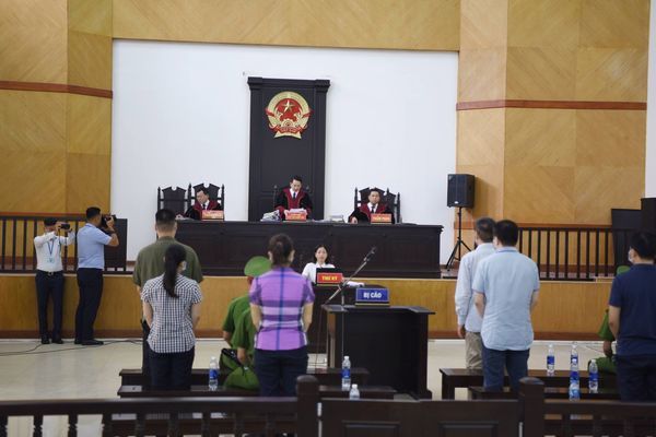 Hàng trăm người xin giảm nhẹ tội cho các bị cáo vụ CDC Hà Nội - 1 Hàng trăm người xin giảm nhẹ tội cho các bị cáo vụ CDC Hà Nội - 1