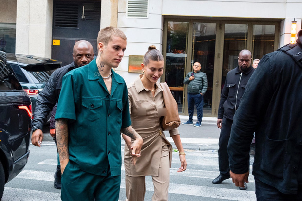 Vợ chồng Justin Bieber lại gây tranh cãi ở Pháp ngày 3: Hailey kín đáo nhưng lộ điểm nhạy cảm, quay ra ông xã tưởng... bảo vệ Vợ chồng Justin Bieber lại gây tranh cãi ở Pháp ngày 3: Hailey kín đáo nhưng lộ điểm nhạy cảm, quay ra ông xã tưởng... bảo vệ