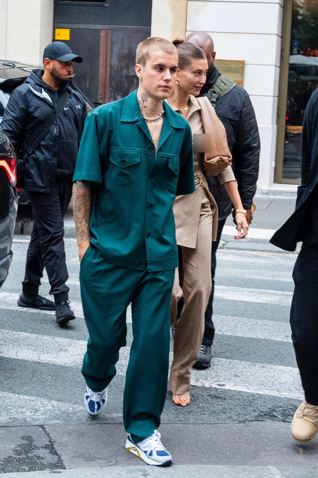 Vợ chồng Justin Bieber lại gây tranh cãi ở Pháp ngày 3: Hailey kín đáo nhưng lộ điểm nhạy cảm, quay ra ông xã tưởng... bảo vệ - 1 Vợ chồng Justin Bieber lại gây tranh cãi ở Pháp ngày 3: Hailey kín đáo nhưng lộ điểm nhạy cảm, quay ra ông xã tưởng... bảo vệ - 1