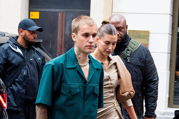 Vợ chồng Justin Bieber lại gây tranh cãi ở Pháp ngày 3: Hailey kín đáo nhưng lộ điểm nhạy cảm, quay ra ông xã tưởng... bảo vệ - 3 Vợ chồng Justin Bieber lại gây tranh cãi ở Pháp ngày 3: Hailey kín đáo nhưng lộ điểm nhạy cảm, quay ra ông xã tưởng... bảo vệ - 3