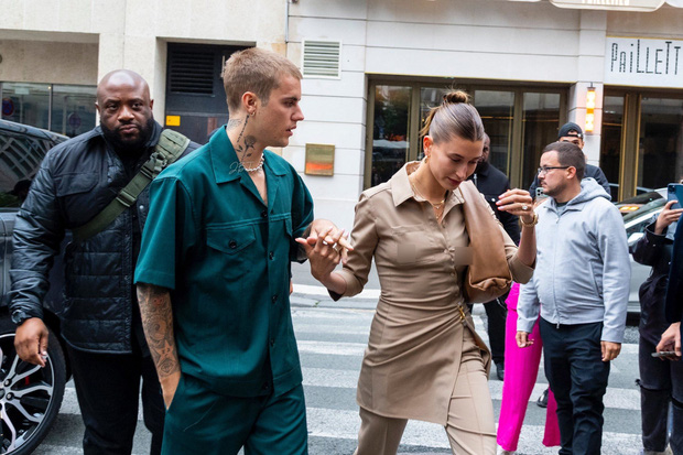 Vợ chồng Justin Bieber lại gây tranh cãi ở Pháp ngày 3: Hailey kín đáo nhưng lộ điểm nhạy cảm, quay ra ông xã tưởng... bảo vệ - 5 Vợ chồng Justin Bieber lại gây tranh cãi ở Pháp ngày 3: Hailey kín đáo nhưng lộ điểm nhạy cảm, quay ra ông xã tưởng... bảo vệ - 5