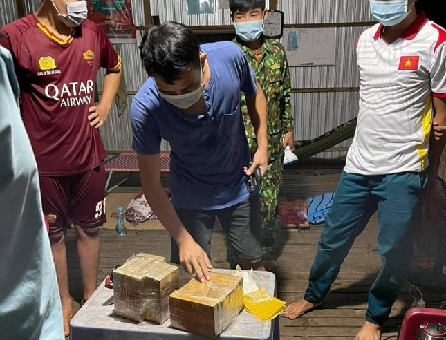 Phát hiện lính biên phòng, đối tượng vứt 20 bánh ma túy rồi bơi ngược về Campuchia - 1 Phát hiện lính biên phòng, đối tượng vứt 20 bánh ma túy rồi bơi ngược về Campuchia - 1