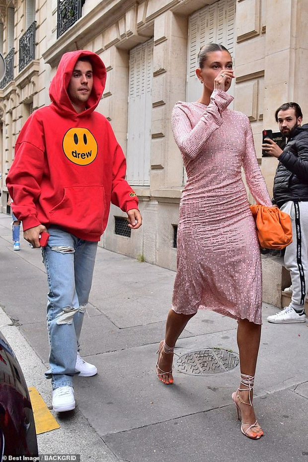 Vợ chồng Justin Bieber lại gây tranh cãi ở Pháp ngày 3: Hailey kín đáo nhưng lộ điểm nhạy cảm, quay ra ông xã tưởng... bảo vệ - 10 Vợ chồng Justin Bieber lại gây tranh cãi ở Pháp ngày 3: Hailey kín đáo nhưng lộ điểm nhạy cảm, quay ra ông xã tưởng... bảo vệ - 10