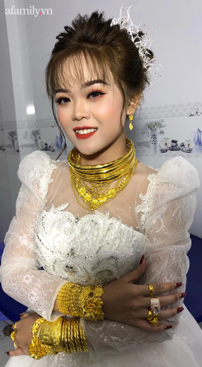 Cô dâu 18 tuổi được tặng 20 cây vàng đeo trĩu người gây bão: Tiết lộ thêm về khoản tiền mặt bố mẹ chồng cho thêm ở đám cưới! - 2 Cô dâu 18 tuổi được tặng 20 cây vàng đeo trĩu người gây bão: Tiết lộ thêm về khoản tiền mặt bố mẹ chồng cho thêm ở đám cưới! - 2