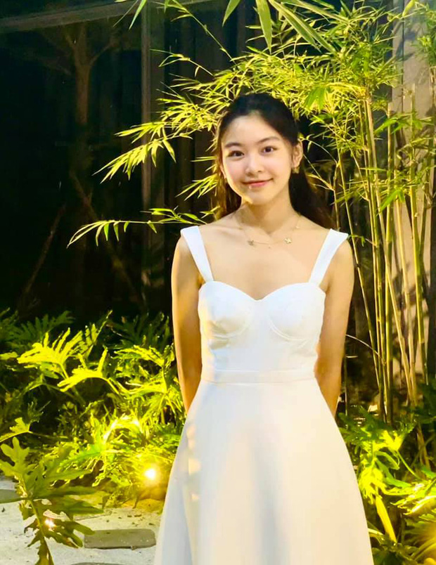 Lọ Lem nhà MC Quyền Linh xinh quá, đứng giữa biệt thự 21 tỷ ngập hoa trái lại càng xinh Lọ Lem nhà MC Quyền Linh xinh quá, đứng giữa biệt thự 21 tỷ ngập hoa trái lại càng xinh