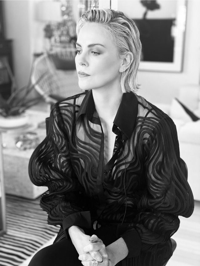 Mỹ nhân 'Fast & Furious' Charlize Theron diện sơ mi xuyên thấu của NTK Công Trí xuất hiện trên talk show nổi tiếng - 2 Mỹ nhân 'Fast & Furious' Charlize Theron diện sơ mi xuyên thấu của NTK Công Trí xuất hiện trên talk show nổi tiếng - 2