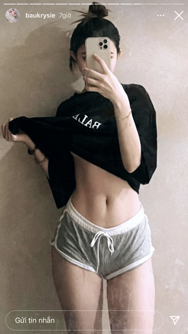 Bâu để lộ chân ngực lấp ló khi kéo áo khoe eo: Không đỡ nổi sự gợi cảm này! - 2 Bâu để lộ chân ngực lấp ló khi kéo áo khoe eo: Không đỡ nổi sự gợi cảm này! - 2