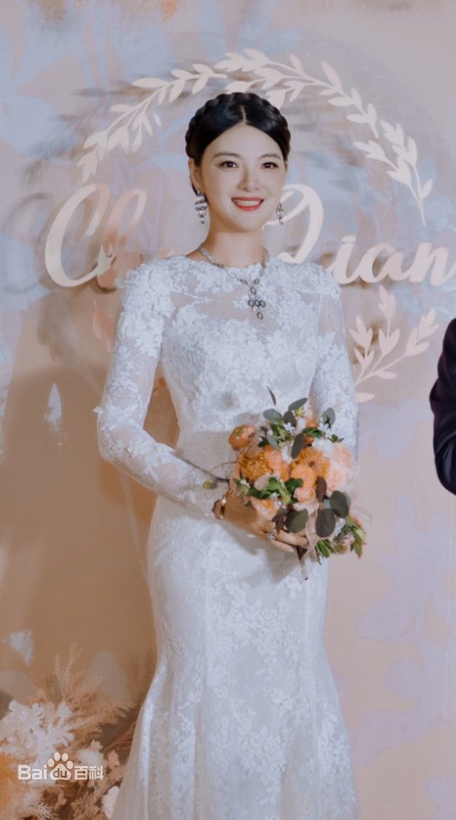 Vợ mất, chồng tỷ phú U70 tuyên bố 'kiếp sau vẫn là vợ chồng', chưa đầy 2 năm cưới luôn mĩ nhân trẻ và tiết lộ cực sốc của cô dâu trên sân khấu hôn lễ! - 5 Vợ mất, chồng tỷ phú U70 tuyên bố 'kiếp sau vẫn là vợ chồng', chưa đầy 2 năm cưới luôn mĩ nhân trẻ và tiết lộ cực sốc của cô dâu trên sân khấu hôn lễ! - 5