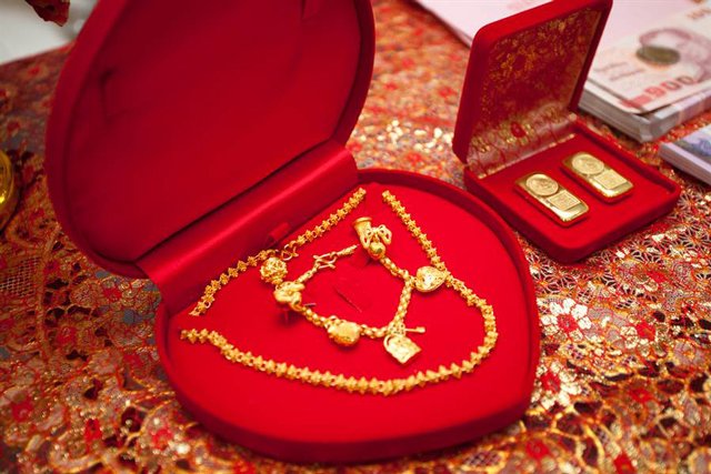 Nhà chồng tuyên bố tặng 10 cây vàng nhưng ra điều kiện cô dâu 'đi cửa sau', một tiếng đập bàn và lời tuyên bố từ nhà gái khiến ai cũng giật mình! - 1 Nhà chồng tuyên bố tặng 10 cây vàng nhưng ra điều kiện cô dâu 'đi cửa sau', một tiếng đập bàn và lời tuyên bố từ nhà gái khiến ai cũng giật mình! - 1