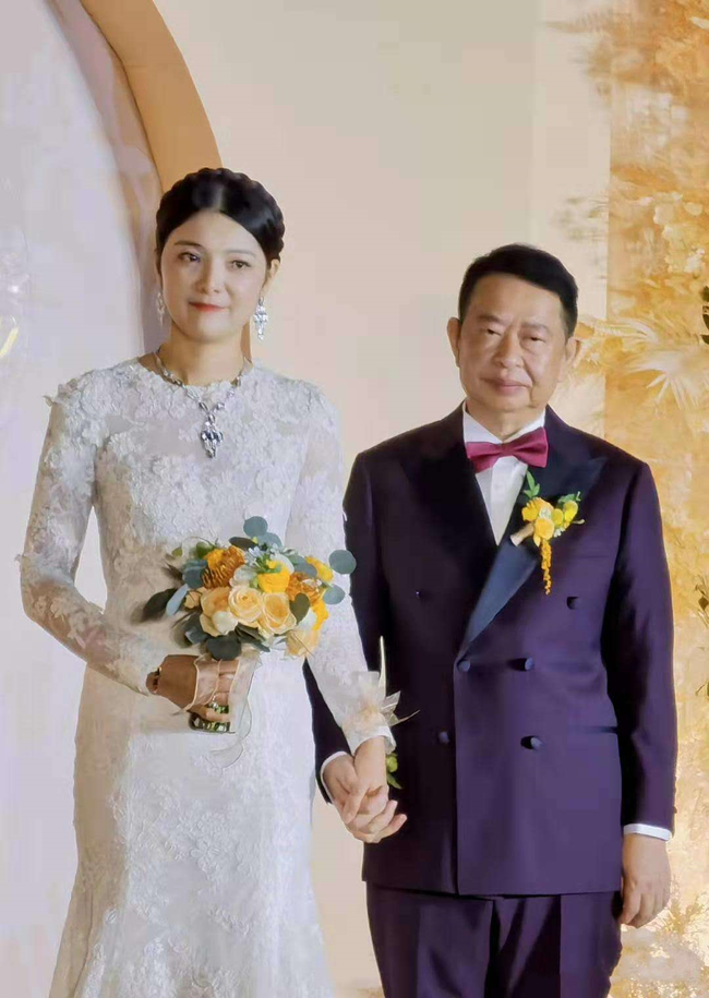 Vợ mất, chồng tỷ phú U70 tuyên bố 'kiếp sau vẫn là vợ chồng', chưa đầy 2 năm cưới luôn mĩ nhân trẻ và tiết lộ cực sốc của cô dâu trên sân khấu hôn lễ! - 4 Vợ mất, chồng tỷ phú U70 tuyên bố 'kiếp sau vẫn là vợ chồng', chưa đầy 2 năm cưới luôn mĩ nhân trẻ và tiết lộ cực sốc của cô dâu trên sân khấu hôn lễ! - 4