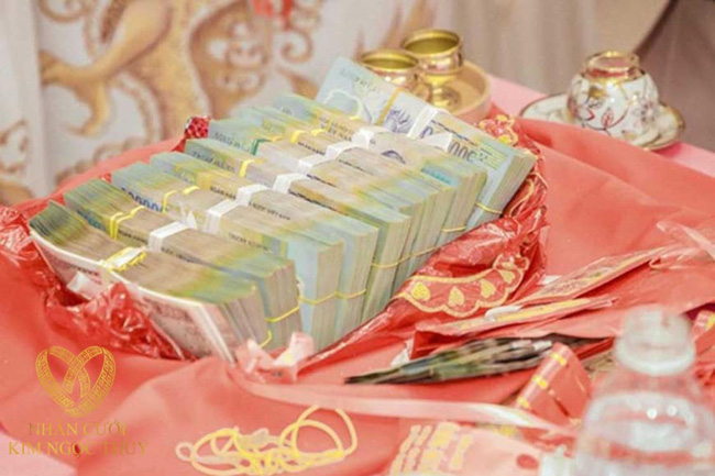 Đêm tân hôn, vừa đếm xong tiền mừng thì chú rể đòi 'cầm hết', bí mật tiếp theo anh ta tiết lộ khiến cô dâu đùng đùng bỏ về nhà đẻ! - 1 Đêm tân hôn, vừa đếm xong tiền mừng thì chú rể đòi 'cầm hết', bí mật tiếp theo anh ta tiết lộ khiến cô dâu đùng đùng bỏ về nhà đẻ! - 1