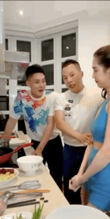Trên sóng livestream 15 nghìn người xem, Vũ Khắc Tiệp gây sốc vì 'bàn tay hư' vỗ mạnh vòng 3 của Ngọc Trinh Trên sóng livestream 15 nghìn người xem, Vũ Khắc Tiệp gây sốc vì 'bàn tay hư' vỗ mạnh vòng 3 của Ngọc Trinh